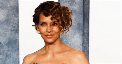 Halle Berry, 56, strips completely NUDE as fans rush to。